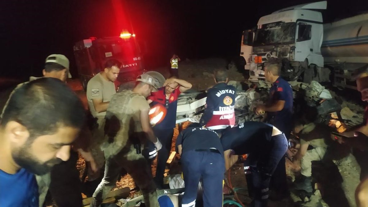 Mardinde tanker ile kamyonet kafa kafaya çarpıştı