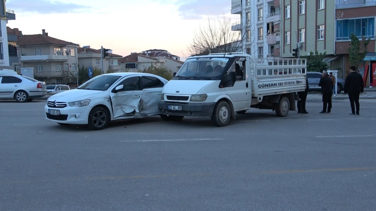 Elaz Da Meydana Gelen Trafik Kazas Nda Ki I Yaraland