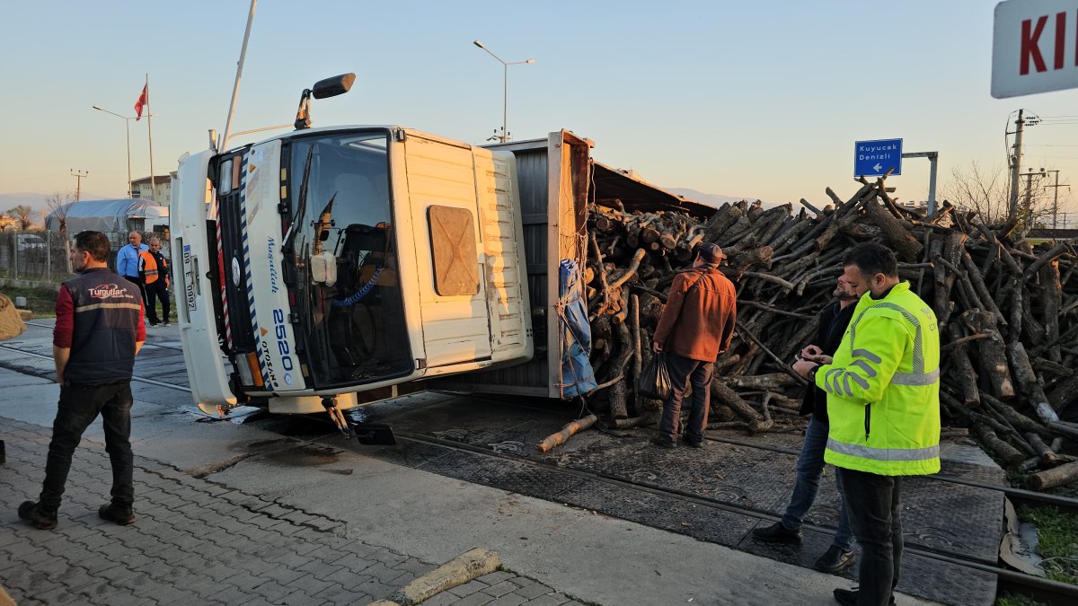 Hemzenin geçitte kamyonetin devrilmesi sonucu tren seferleri durduruldu