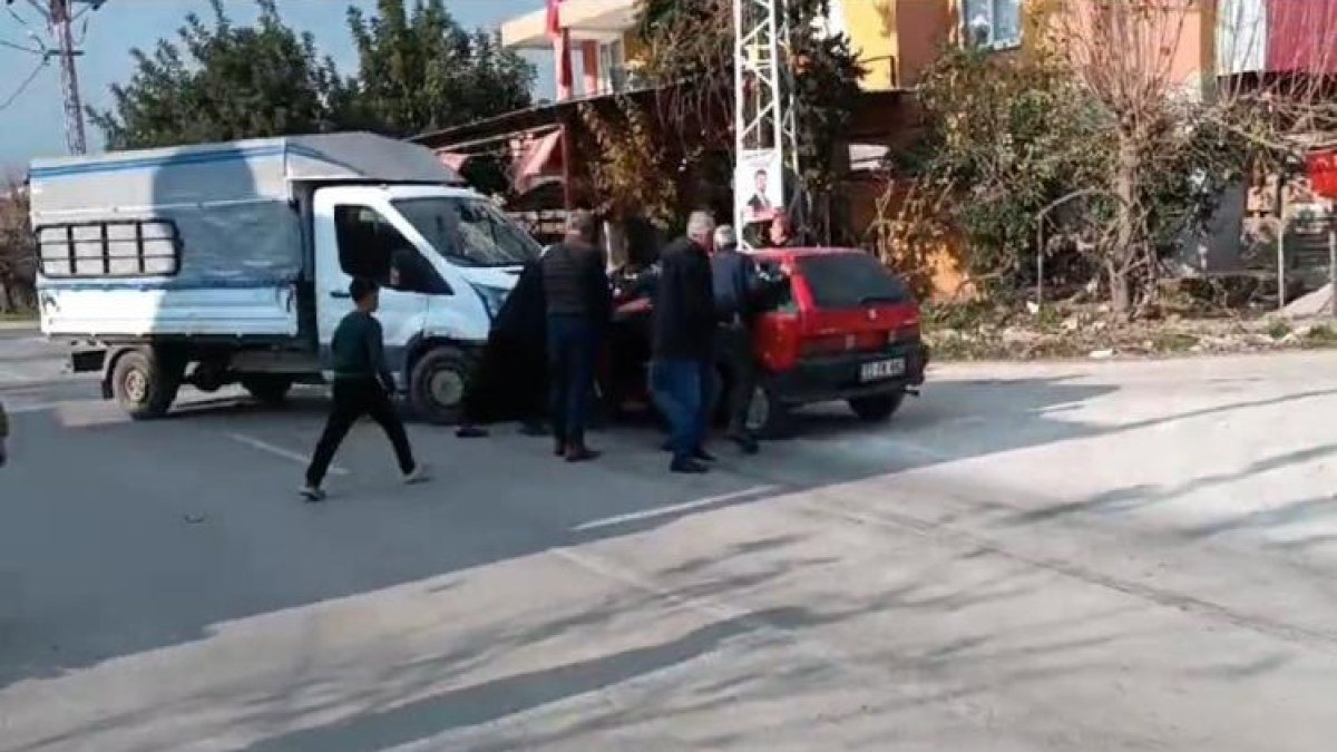 Adana da otomobil ile kamyonet çarpıştığı kazada 1 kişi yaralandı