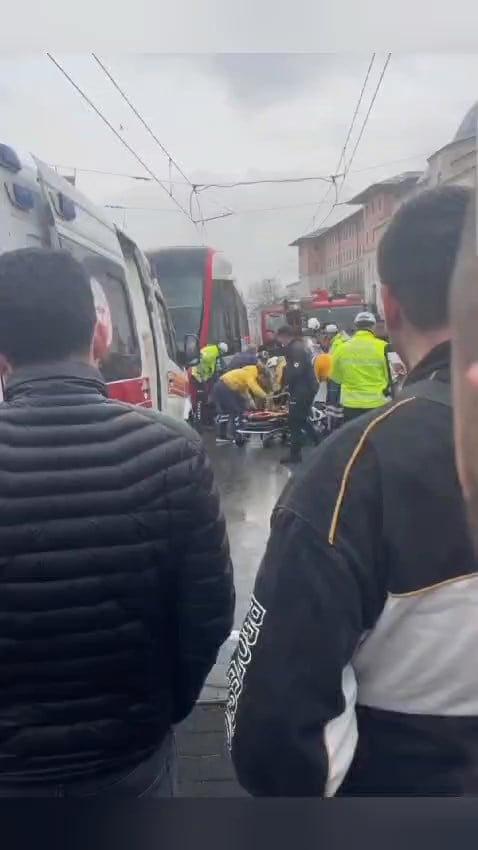 Fatih Te Tramvaya Arpan Motosikletli Hayat N Kaybetti