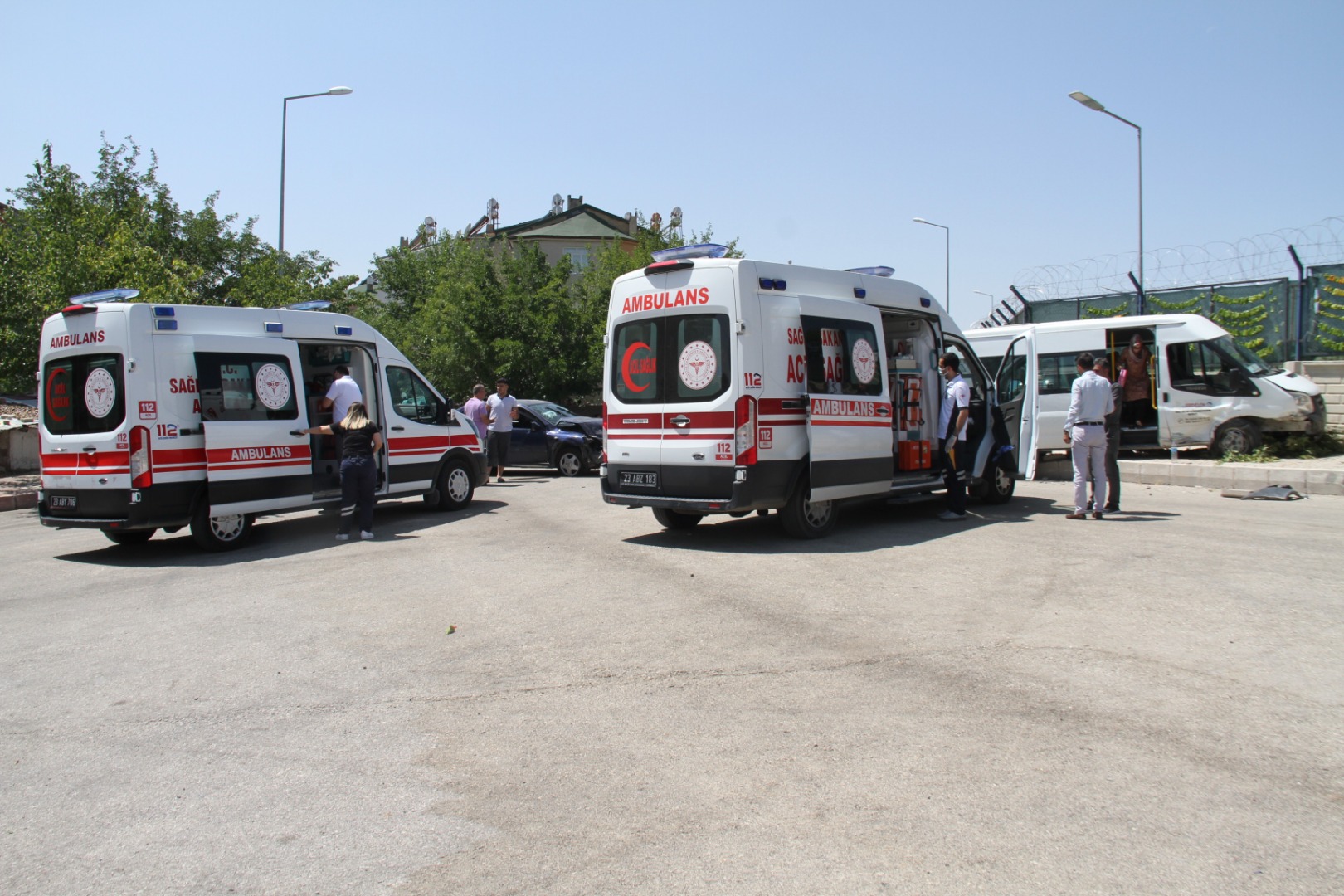 Otomobil ile öğrencileri taşıyan minibüs çarpıştı 5 yaralı