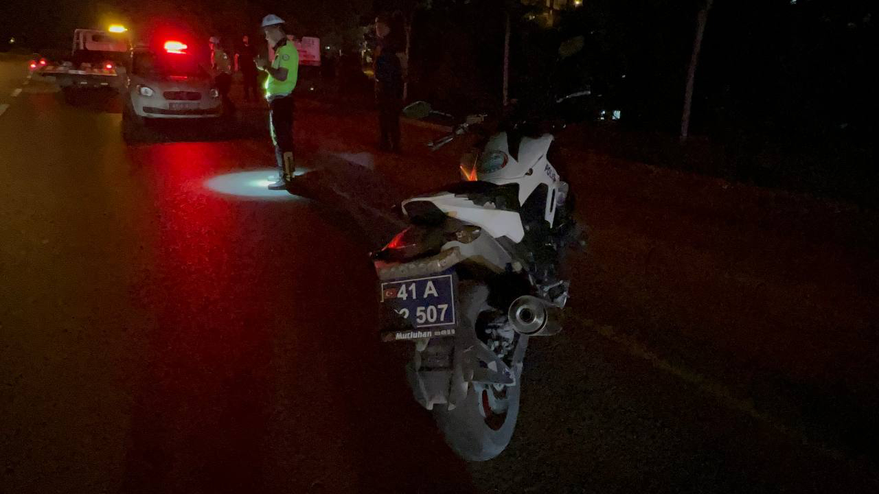 Kocaeli de otomobilden fırlayan tekerin çarpması sonucu motosikletteki