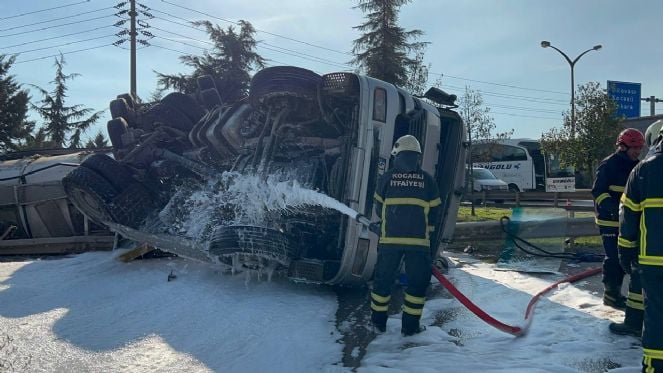 Gebze de kimyasal yüklü tanker devrildi 1 yaralı