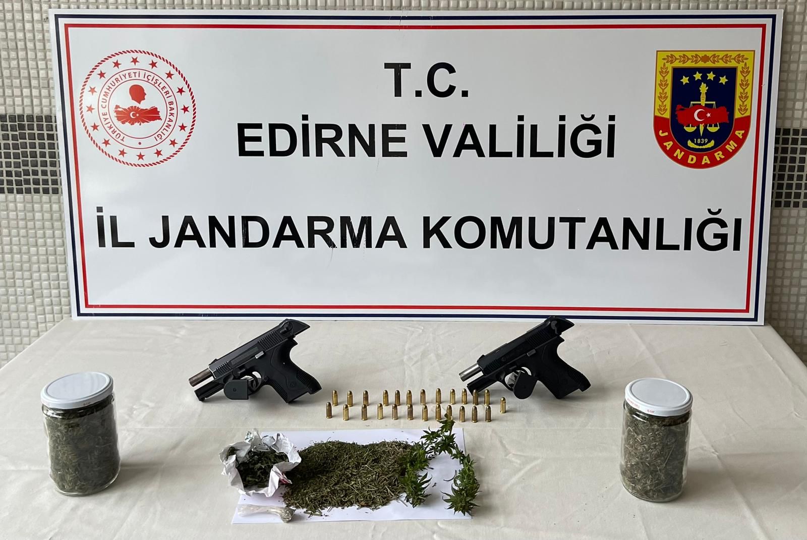 Bir evde 300 gram esrar ve 2 tabanca ele geçirildi