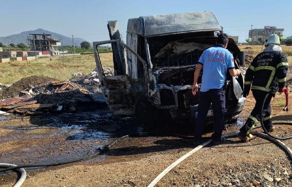 Seyir halindeki kamyonet yandı kullanılamaz hale geldi