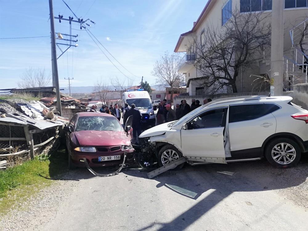 Denizli de iki otomobil kafa kafaya çarpıştı