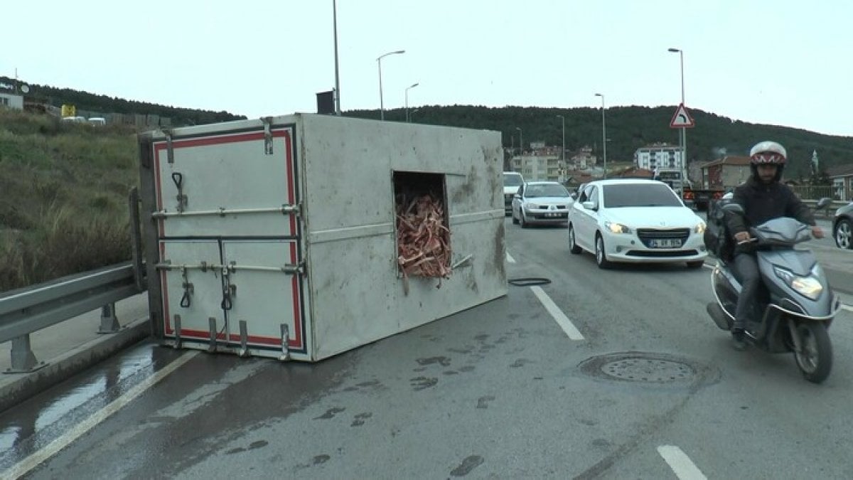 Maltepe de kamyonet yan yattı