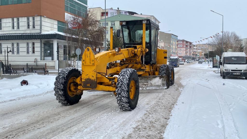 Ardahan da kar ve tipi nedeniyle 57 köy yolu ulaşıma kapandı