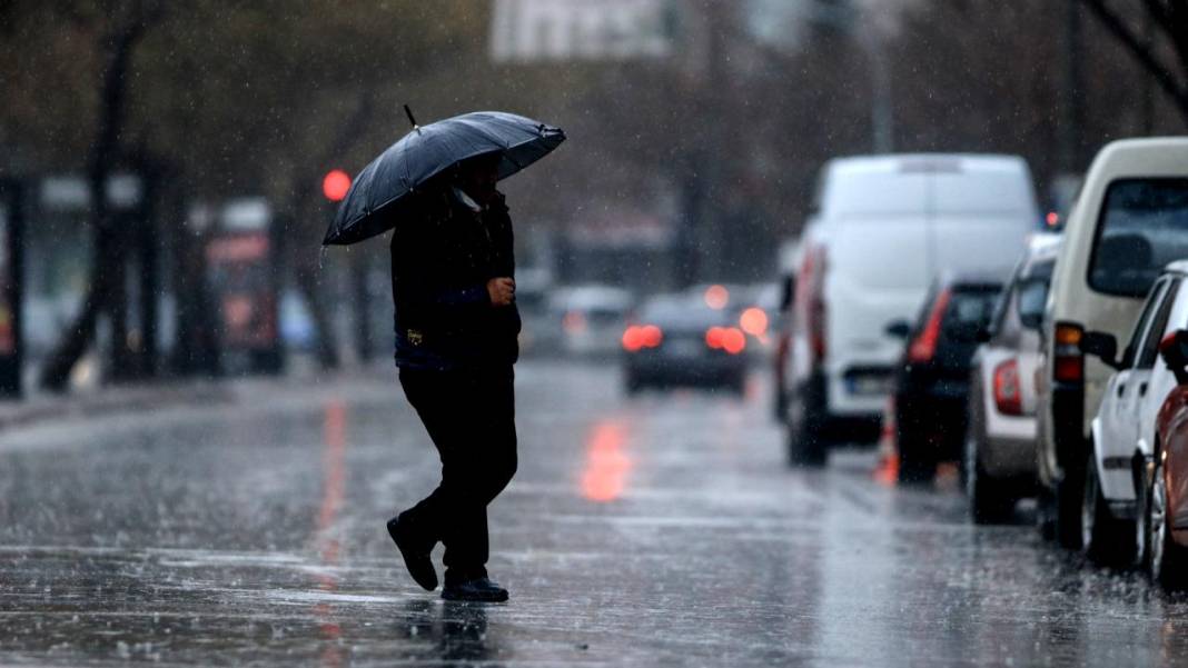 Meteoroloji 27 il için sarı kodlu uyarı yaptı. Aralarında İstanbul da var. Yağmur Türkiye'nin üzerine kabus gibi çökecek 15
