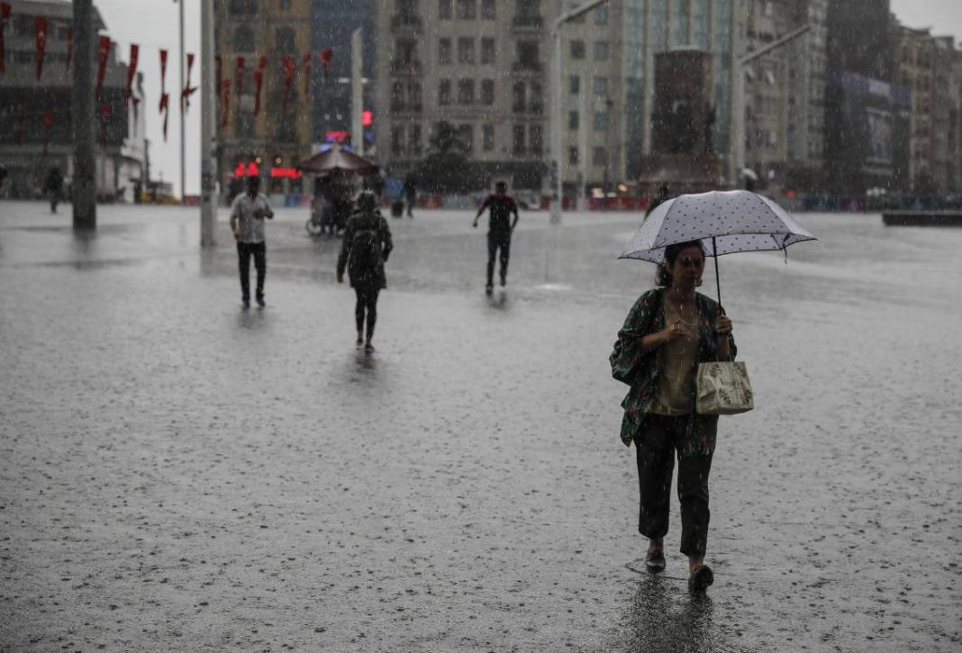 İstanbul'u sağanak yağış vuracak. Dikkat!  Meteoroloji saat verip uyardı 23