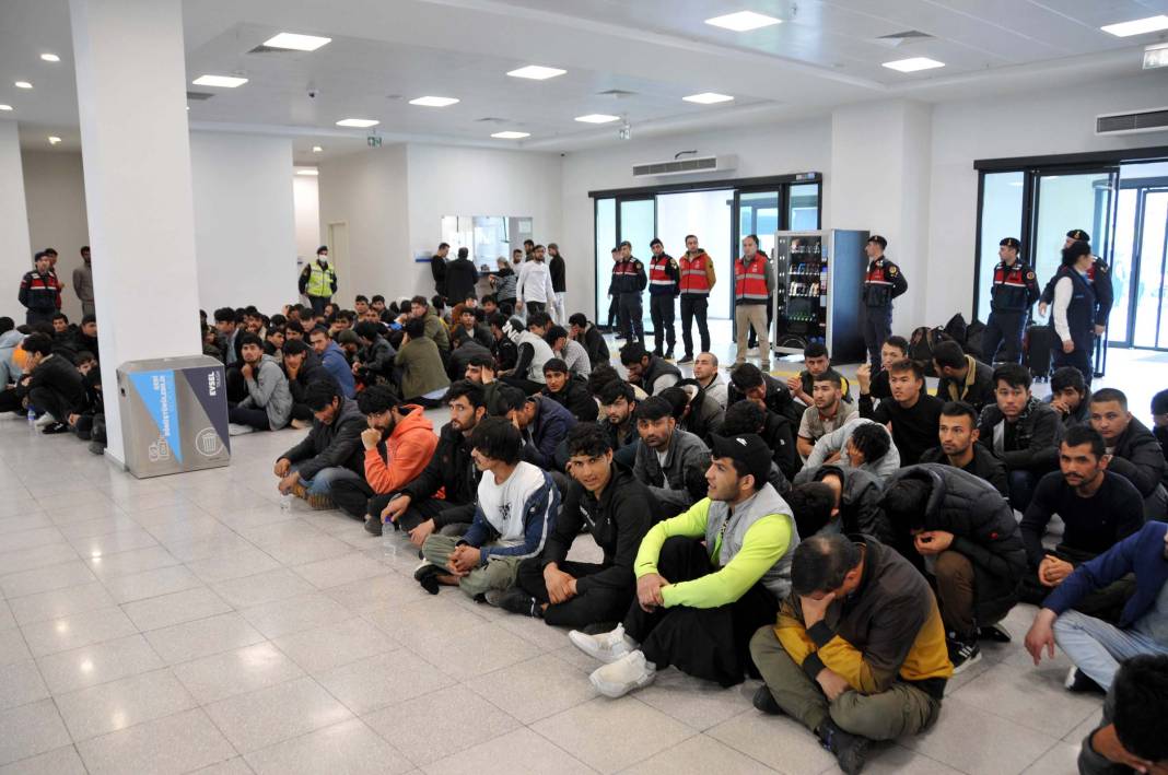 138 kaçak Afgan sınır dışı edildi 11