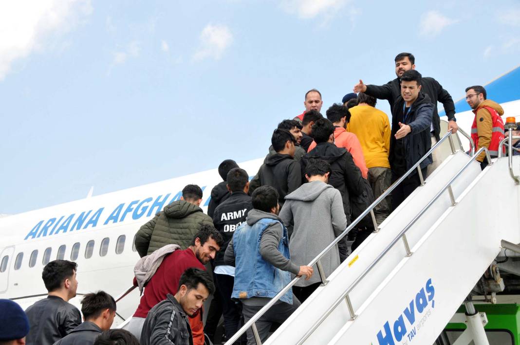 138 kaçak Afgan sınır dışı edildi 3