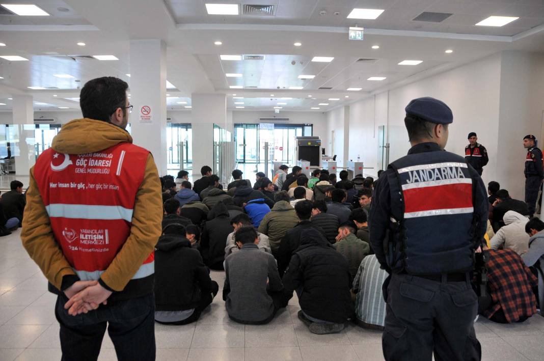 138 kaçak Afgan sınır dışı edildi 10