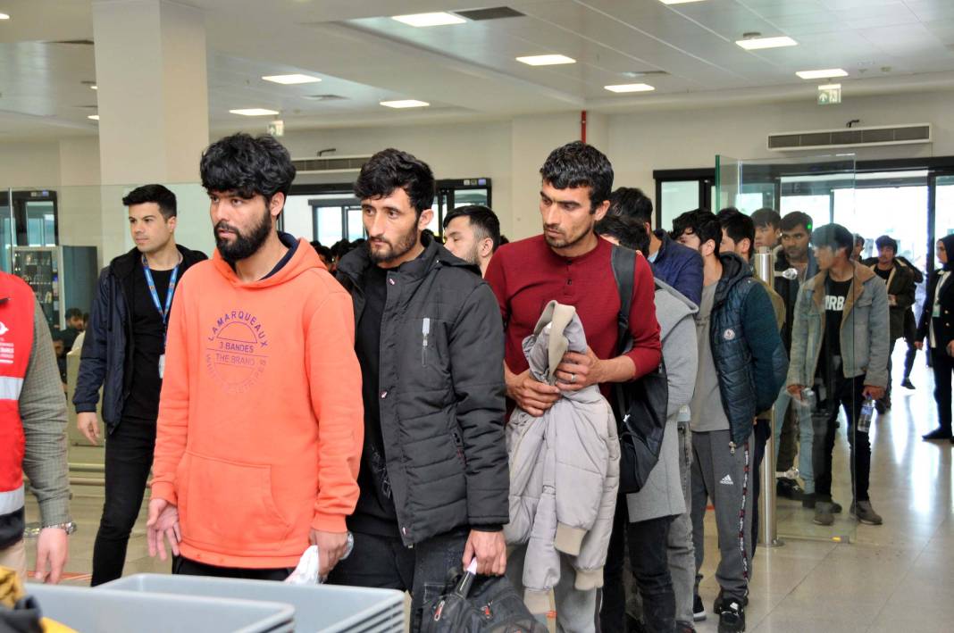 138 kaçak Afgan sınır dışı edildi 9