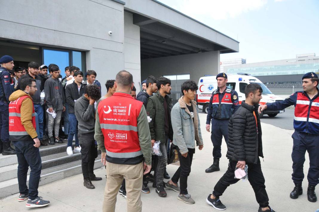 138 kaçak Afgan sınır dışı edildi 5