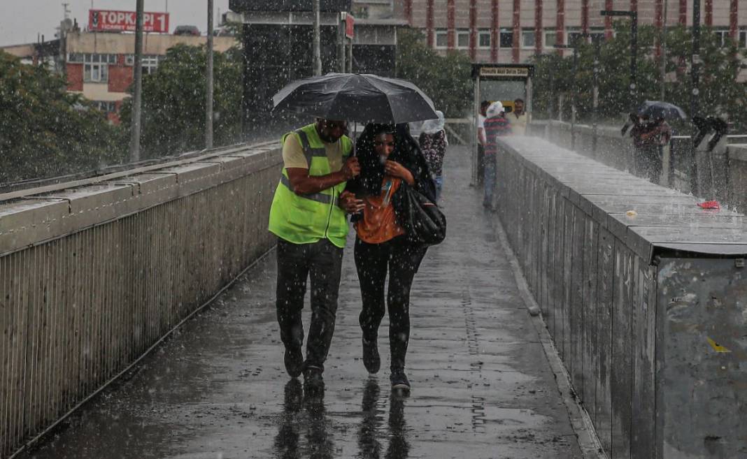 İstanbul'u sağanak yağış vuracak. Dikkat!  Meteoroloji saat verip uyardı 19