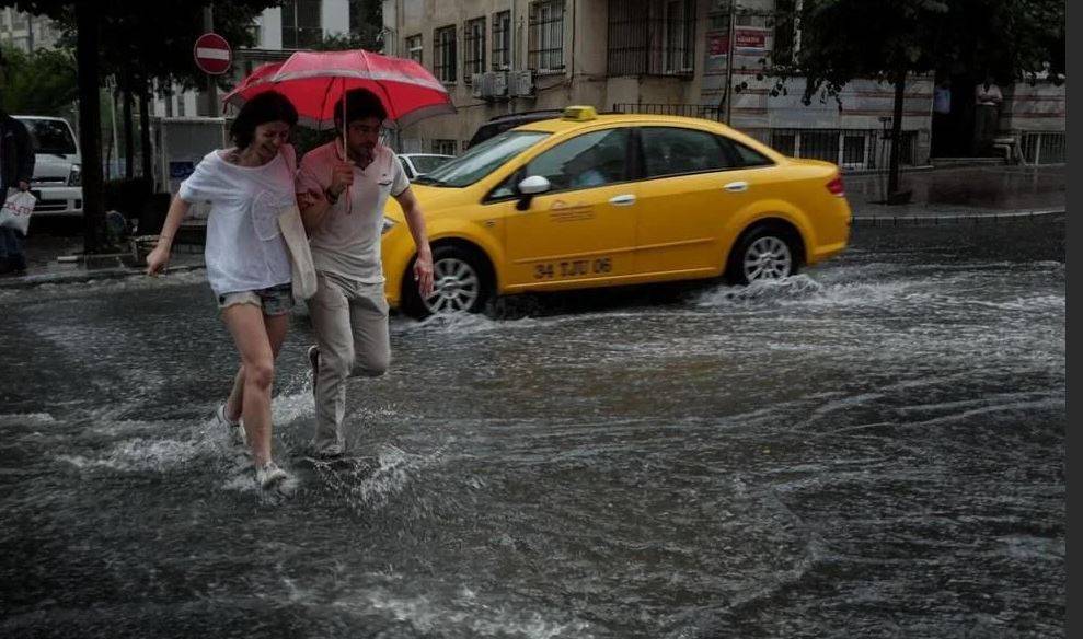 İstanbul'u sağanak yağış vuracak. Dikkat!  Meteoroloji saat verip uyardı 16