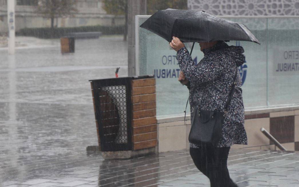İstanbul'u sağanak yağış vuracak. Dikkat!  Meteoroloji saat verip uyardı 15