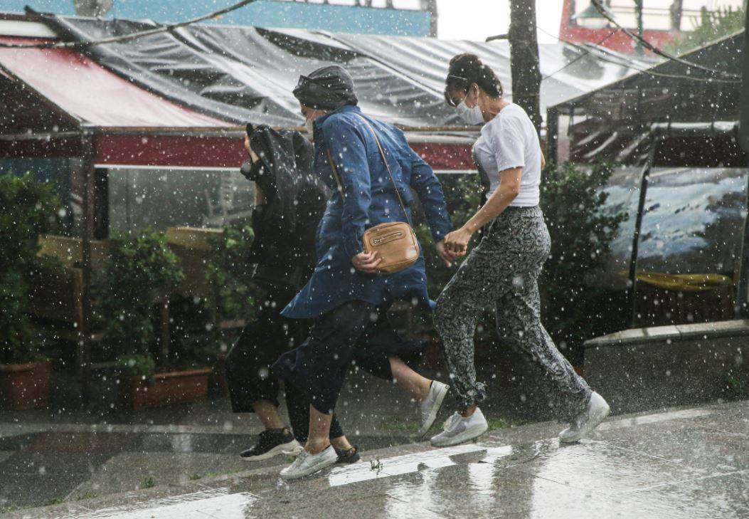 İstanbul'u sağanak yağış vuracak. Dikkat!  Meteoroloji saat verip uyardı 14