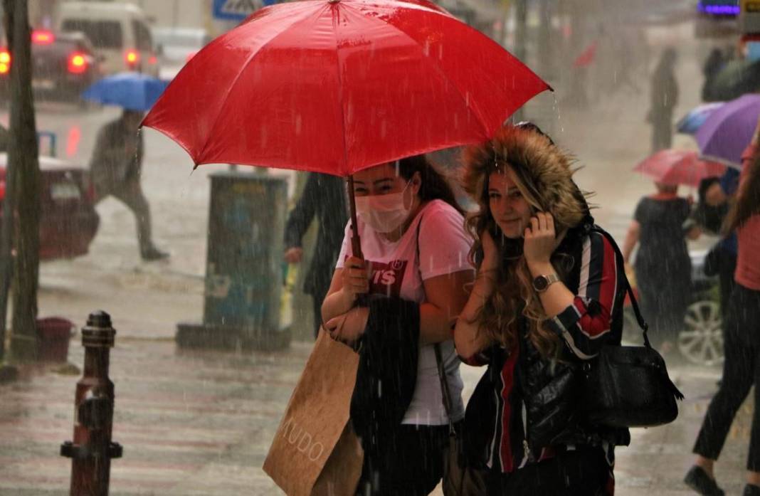 İstanbul'u sağanak yağış vuracak. Dikkat!  Meteoroloji saat verip uyardı 13