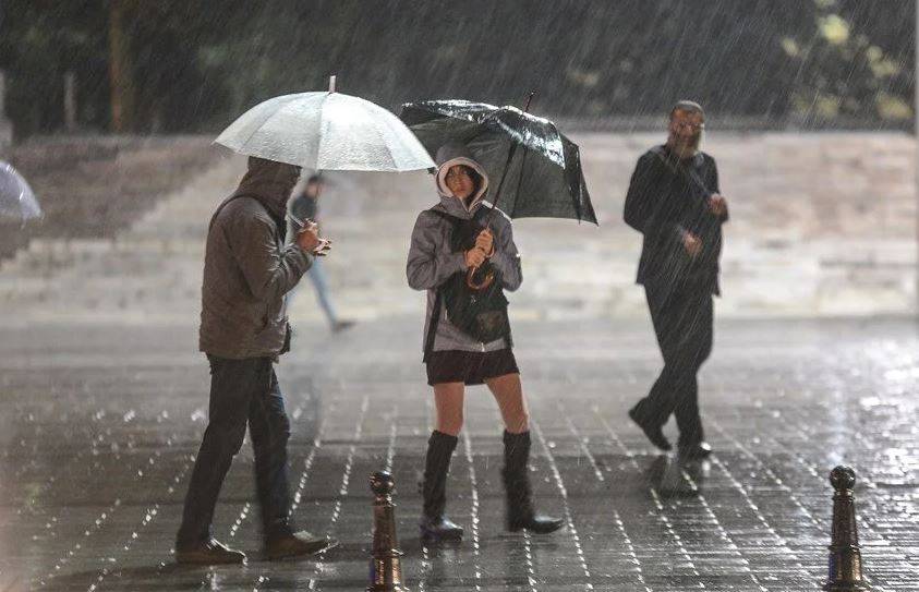 İstanbul'u sağanak yağış vuracak. Dikkat!  Meteoroloji saat verip uyardı 10