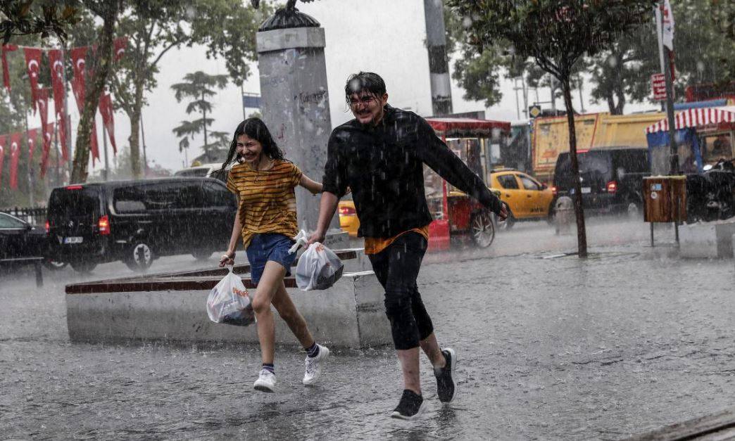 İstanbul'u sağanak yağış vuracak. Dikkat!  Meteoroloji saat verip uyardı 4