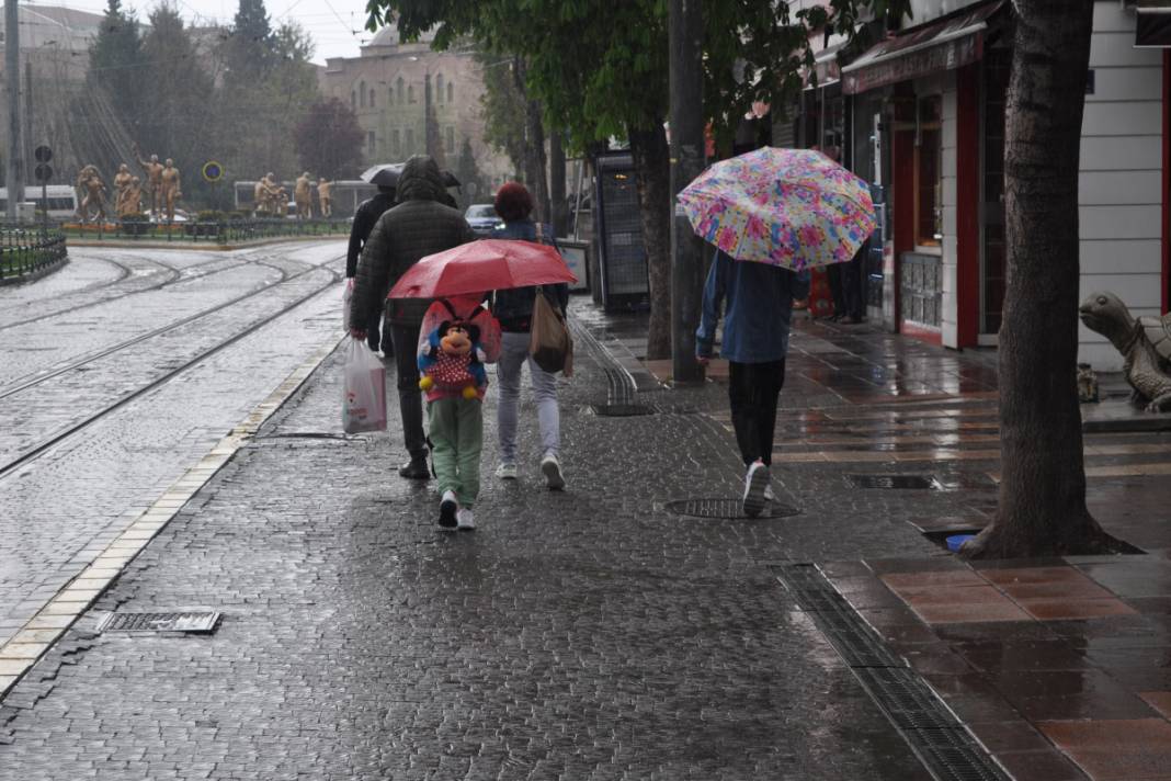 Meteoroloji 27 il için sarı kodlu uyarı yaptı. Aralarında İstanbul da var. Yağmur Türkiye'nin üzerine kabus gibi çökecek 5