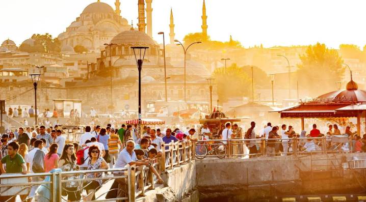 Türkiye’den gitmek isteyen gençlerin oranı rekor kırıyor. Ülkemizde çarpıcı araştırma 25