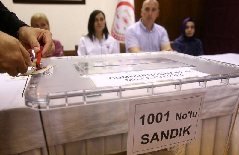 Seçimlerin sonucunu veren anket Ankara'da bomba etkisi yarattı. 9 seçim anketinin sonuçları açıklandı 5