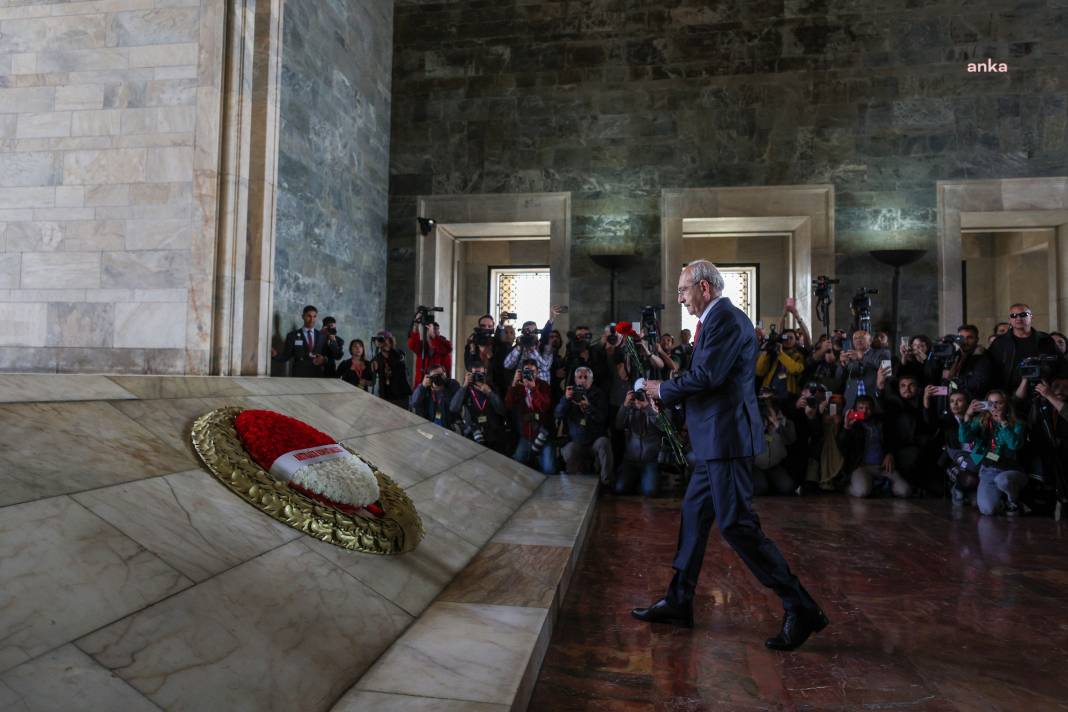 Kılıçdaroğlu gençlerle birlikte Anıtkabir’de Ata’nın huzuruna çıktı 24