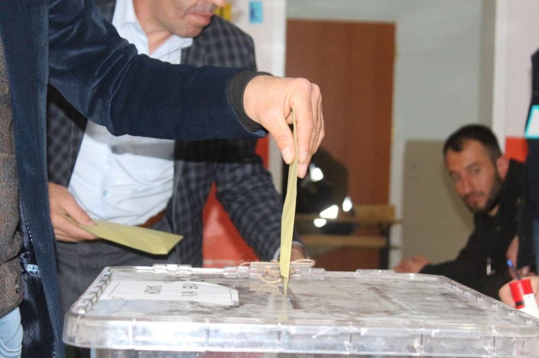 Yarınki seçimin sonucunu veren son anket yayımlandı. Sonuç sosyal medyada patladı Kılıçdaroğlu mu Erdoğan mı 6