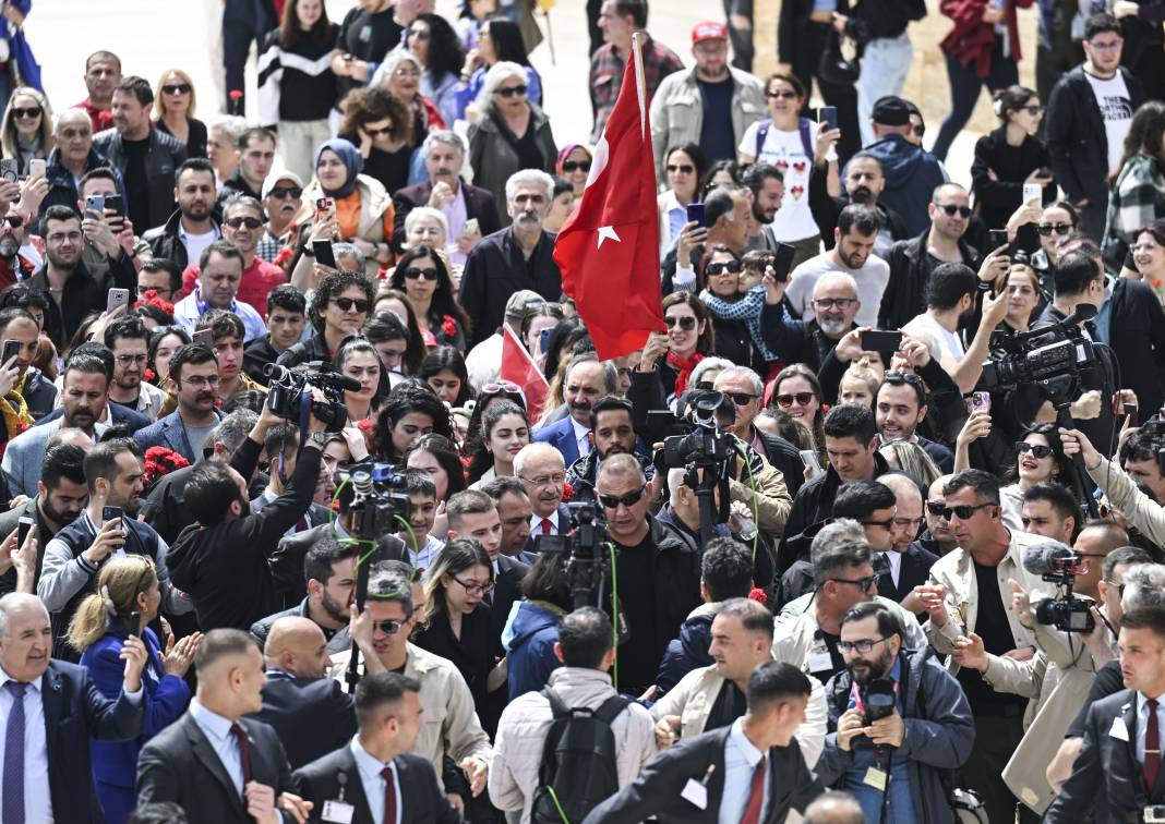 Kılıçdaroğlu gençlerle birlikte Anıtkabir’de Ata’nın huzuruna çıktı 21