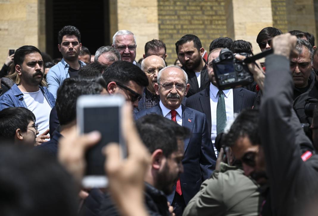 Kılıçdaroğlu gençlerle birlikte Anıtkabir’de Ata’nın huzuruna çıktı 6