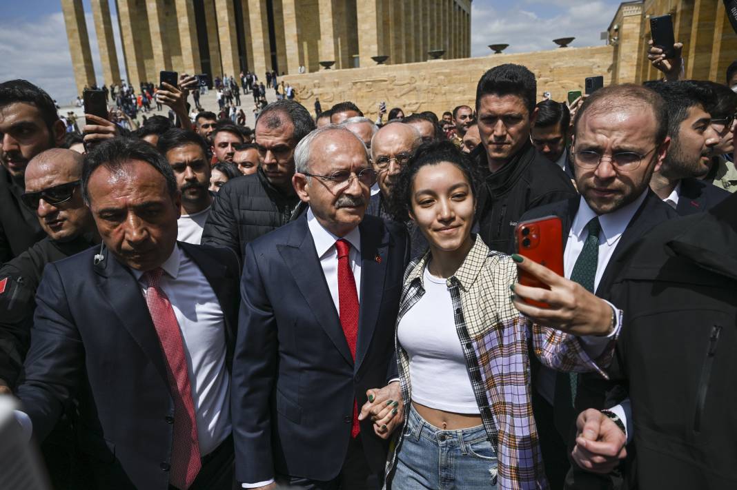 Kılıçdaroğlu gençlerle birlikte Anıtkabir’de Ata’nın huzuruna çıktı 3