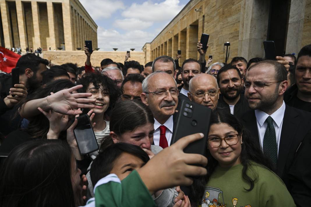 Kılıçdaroğlu gençlerle birlikte Anıtkabir’de Ata’nın huzuruna çıktı 7