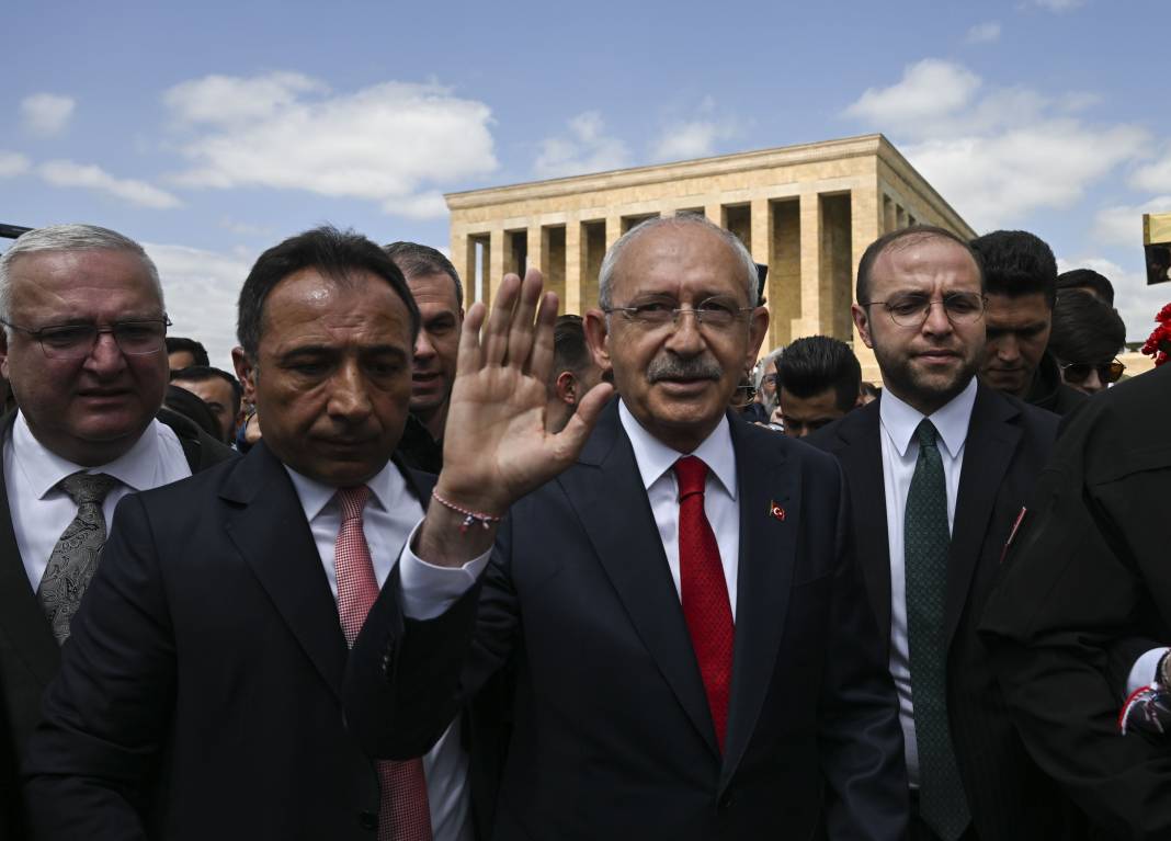 Kılıçdaroğlu gençlerle birlikte Anıtkabir’de Ata’nın huzuruna çıktı 8