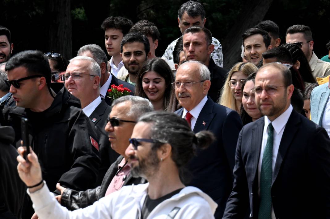 Kılıçdaroğlu gençlerle birlikte Anıtkabir’de Ata’nın huzuruna çıktı 15