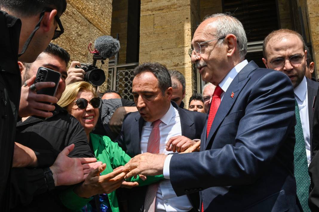 Kılıçdaroğlu gençlerle birlikte Anıtkabir’de Ata’nın huzuruna çıktı 13