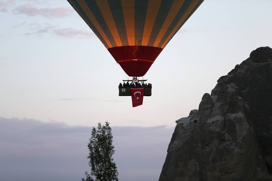 Kapadokya’da 19 Mayıs çoşkusu. Balonlar Türk bayrakları ve Atatürk posteri ile uçtu 11