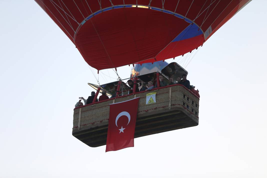 Kapadokya’da 19 Mayıs çoşkusu. Balonlar Türk bayrakları ve Atatürk posteri ile uçtu 12
