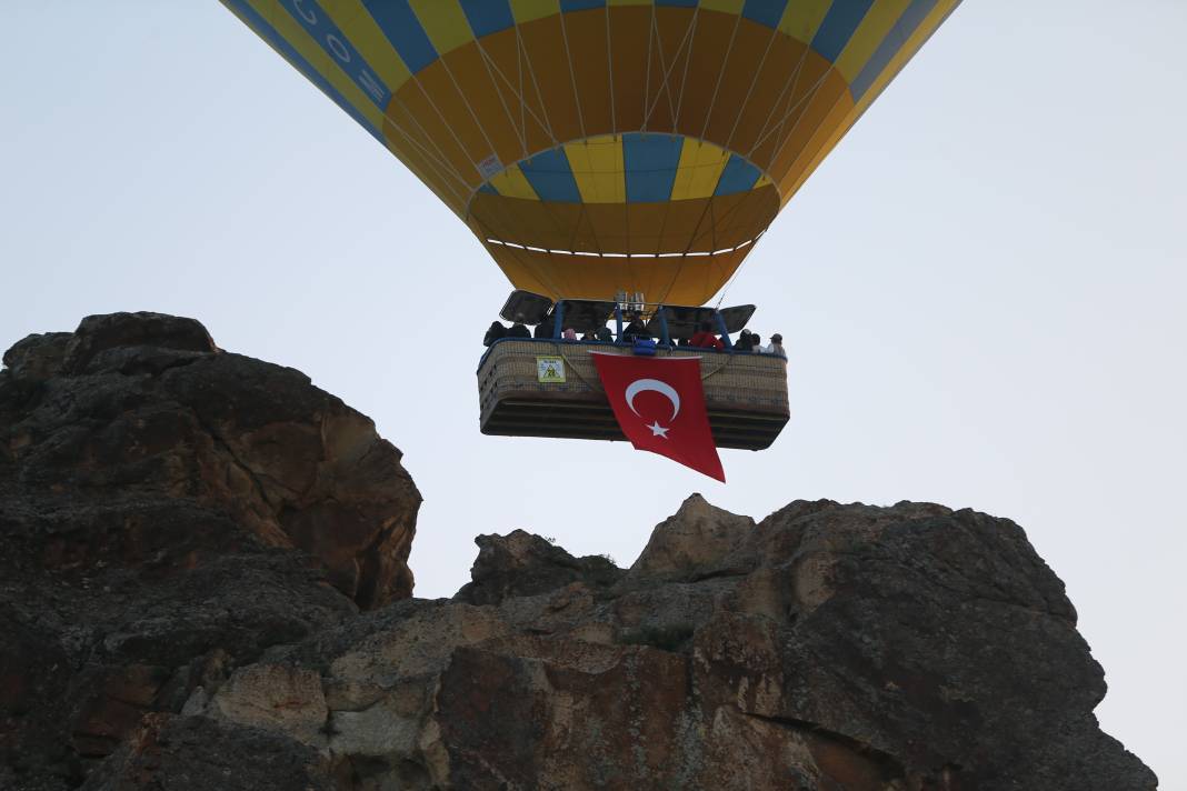 Kapadokya’da 19 Mayıs çoşkusu. Balonlar Türk bayrakları ve Atatürk posteri ile uçtu 3