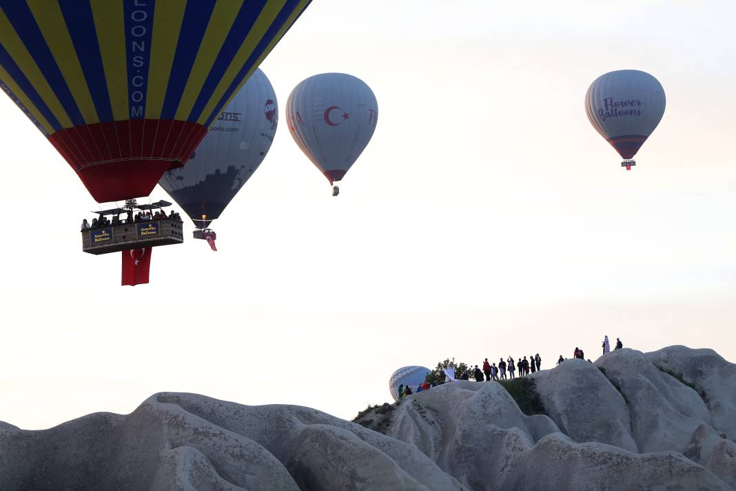 Kapadokya’da 19 Mayıs çoşkusu. Balonlar Türk bayrakları ve Atatürk posteri ile uçtu 6