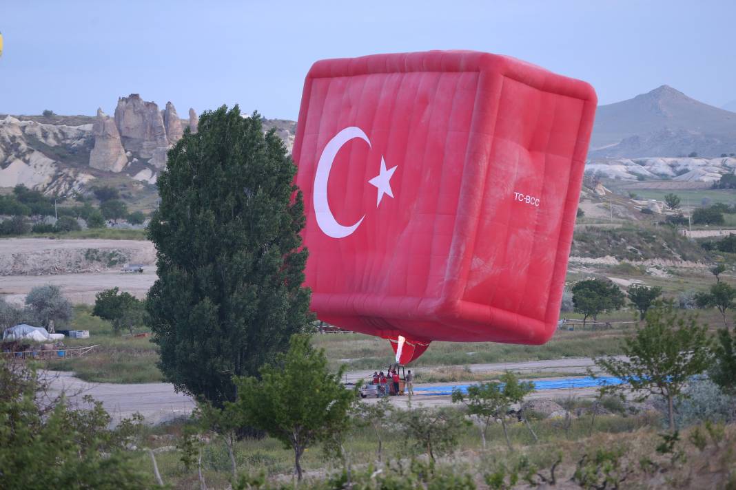 Kapadokya’da 19 Mayıs çoşkusu. Balonlar Türk bayrakları ve Atatürk posteri ile uçtu 2