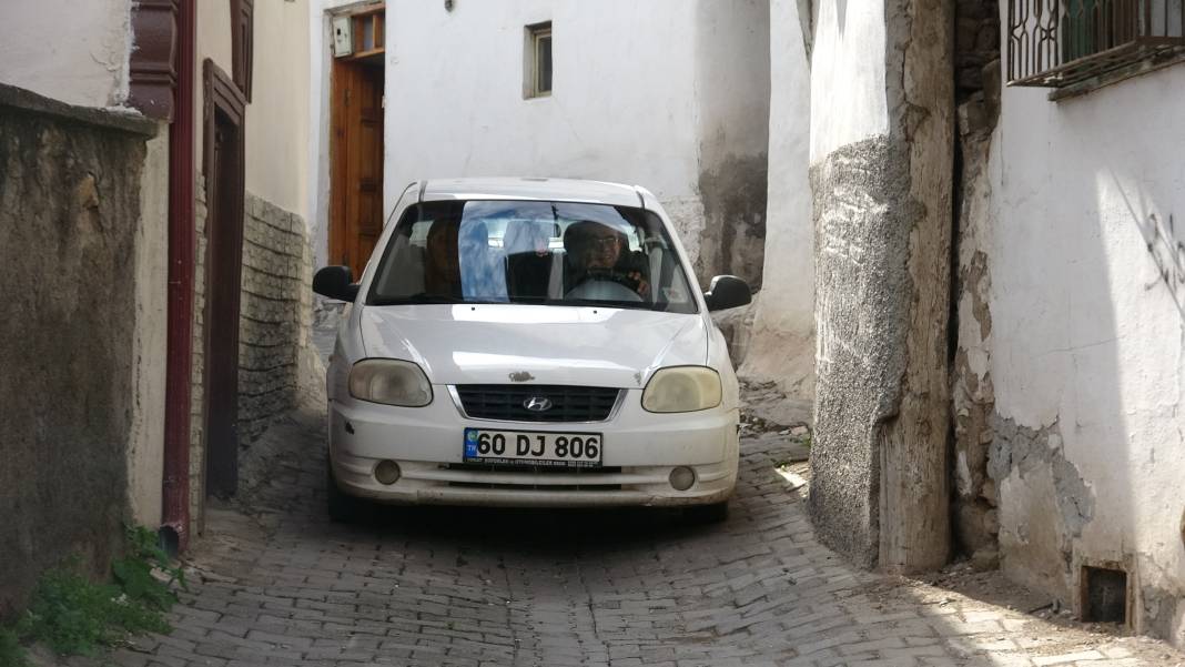 Bu mahalleden otomobille geçmek cesaret istiyor. Bu sokak İtalya'da değil Türkiye'de 15