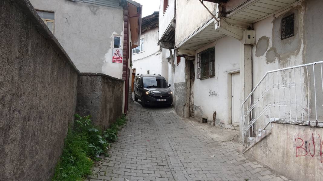 Bu mahalleden otomobille geçmek cesaret istiyor. Bu sokak İtalya'da değil Türkiye'de 14