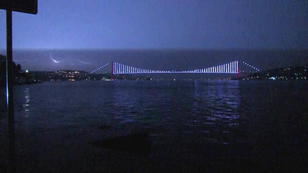 Meteoroloji'den 17 il için sarı kodlu uyarı. İstanbul'da şimşekler geceyi aydınlattı 18
