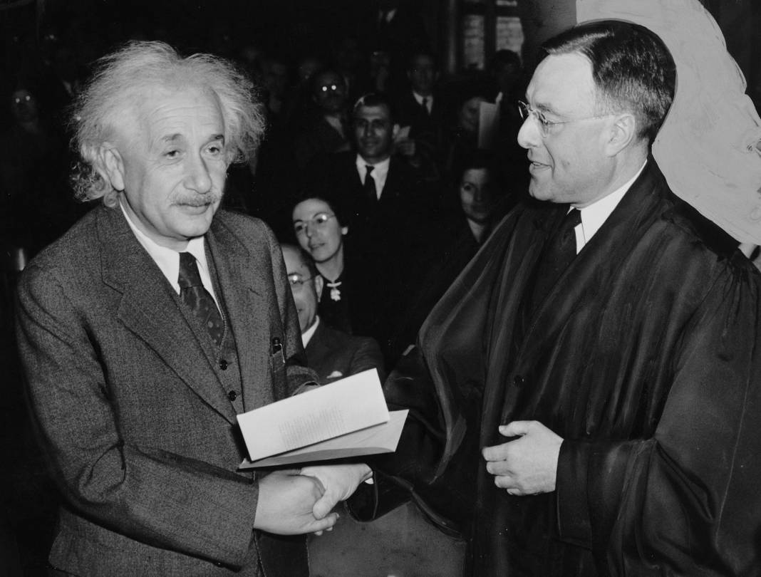 Einstein hayatını kurtarabilecek bir ameliyatı neden reddetti. Yaşama şansı verildi ama kabul etmedi 10