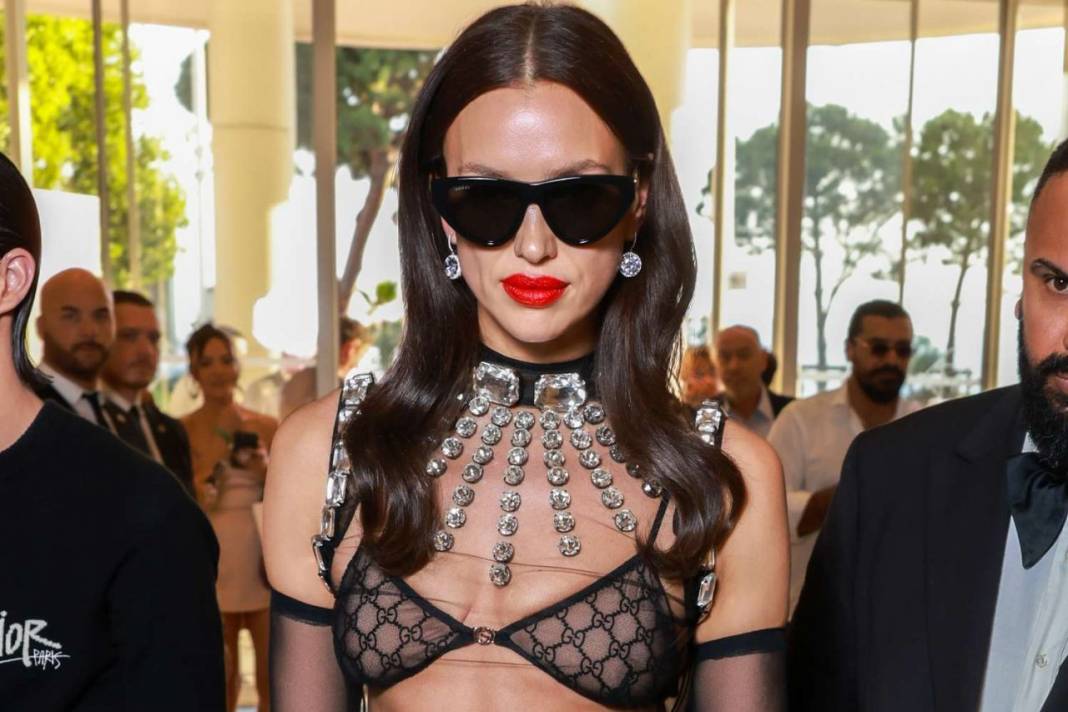 Irina Shayk festivale iç çamaşırıyla katıldı. Görenlerin dili tutuldu 5