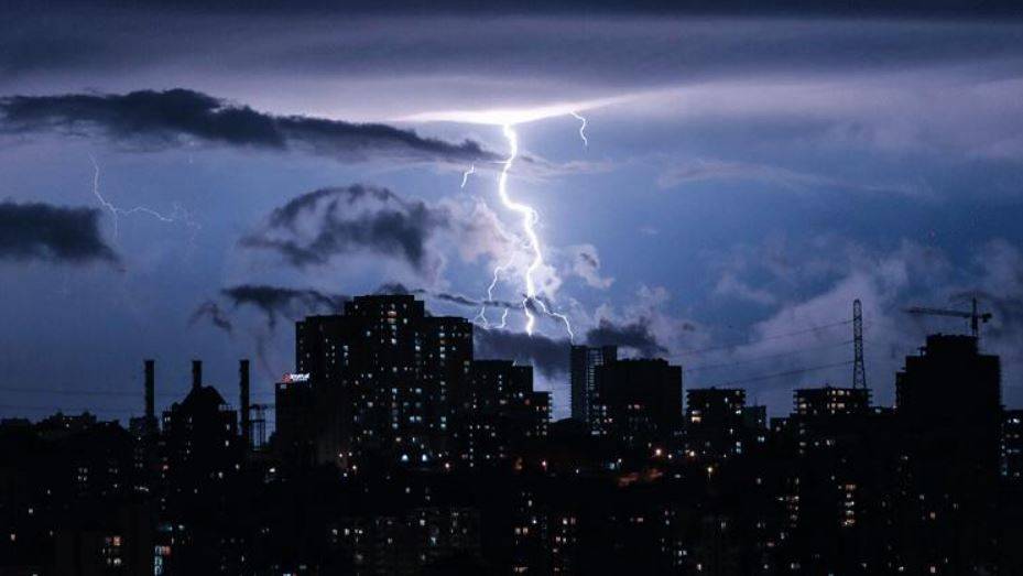 Meteoroloji'den 17 il için sarı kodlu uyarı. İstanbul'da şimşekler geceyi aydınlattı 17